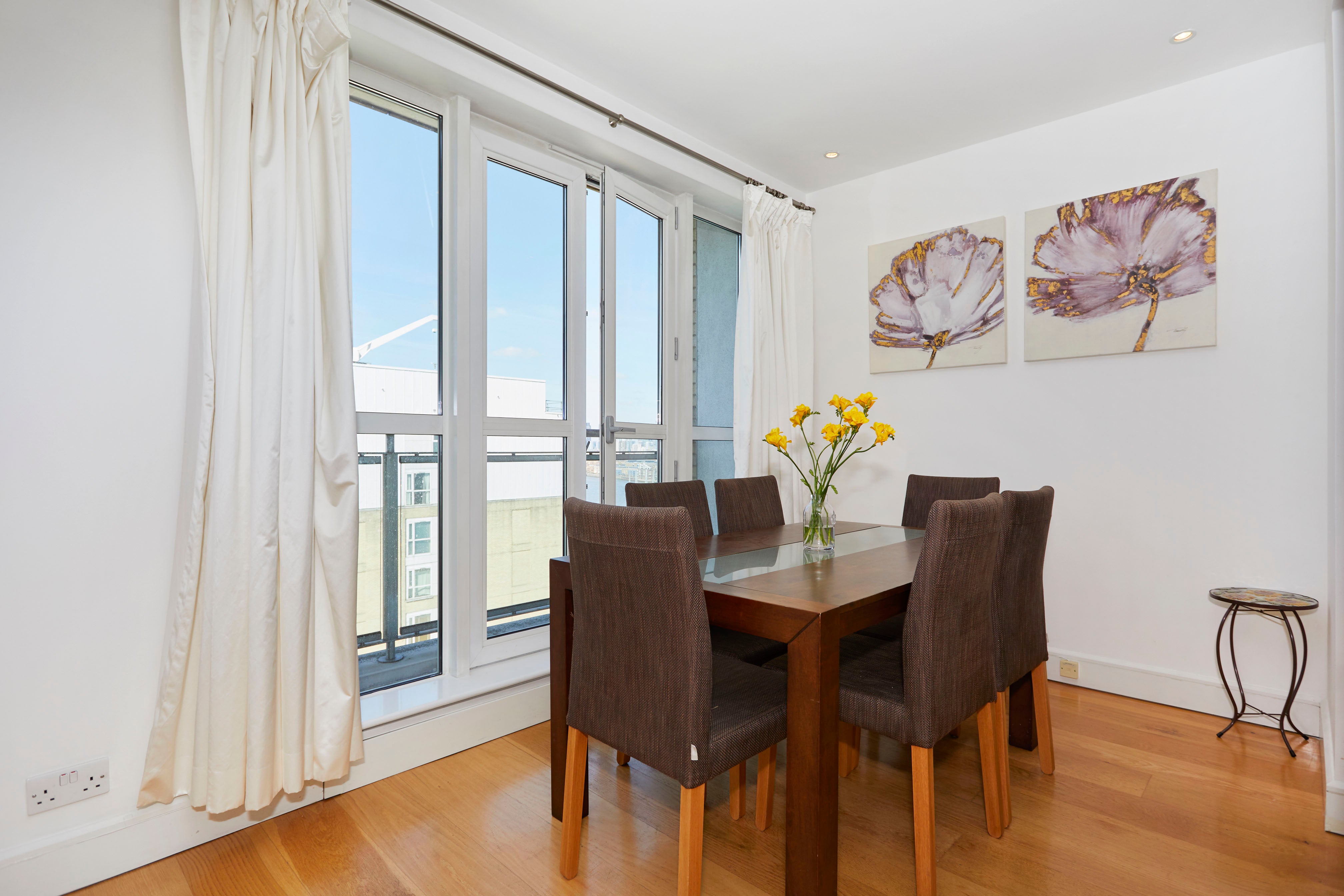 Flat Westferry Circus in Greater London