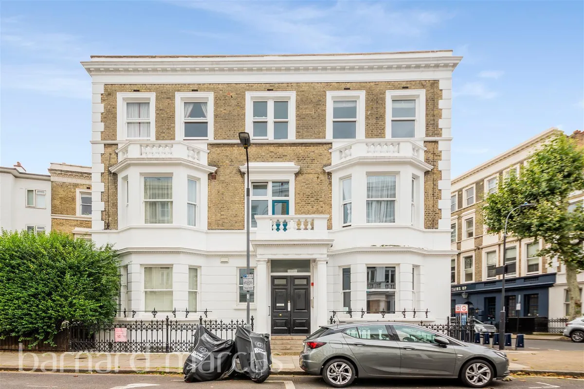 Flat Baron's Court Road in Greater London