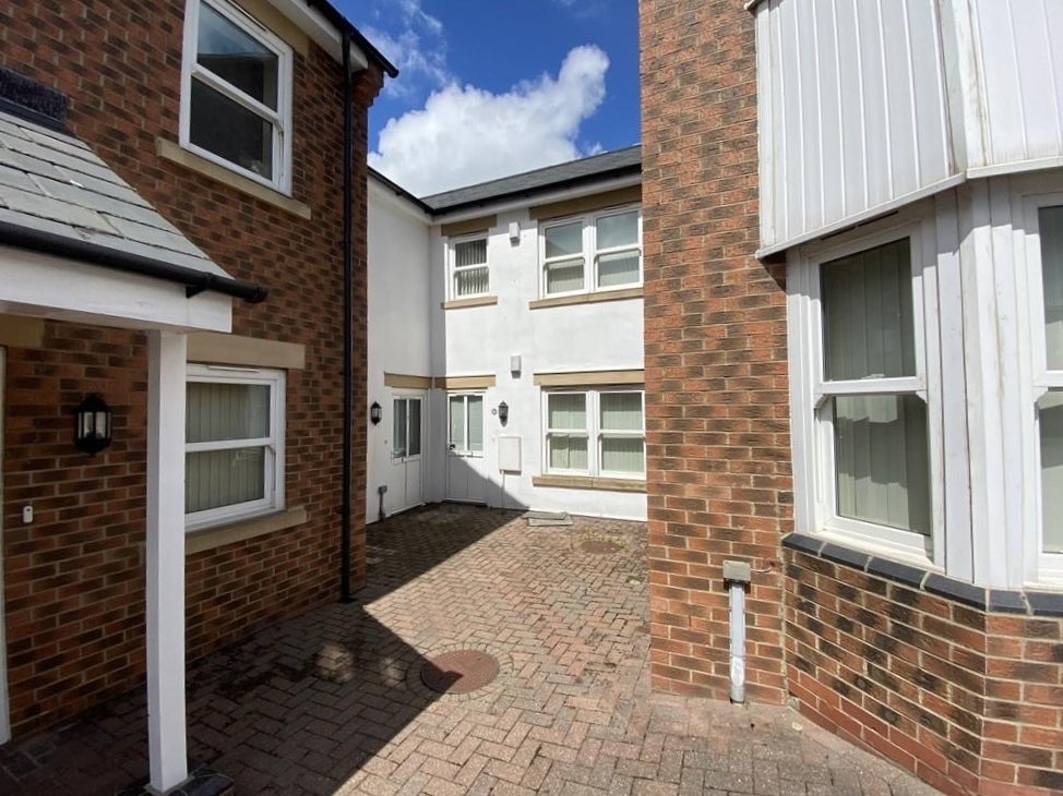 Flat Victoria Court in Pity Me