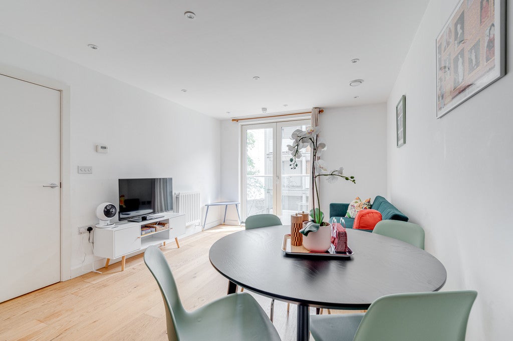 Flat Wiltshire Row in Greater London