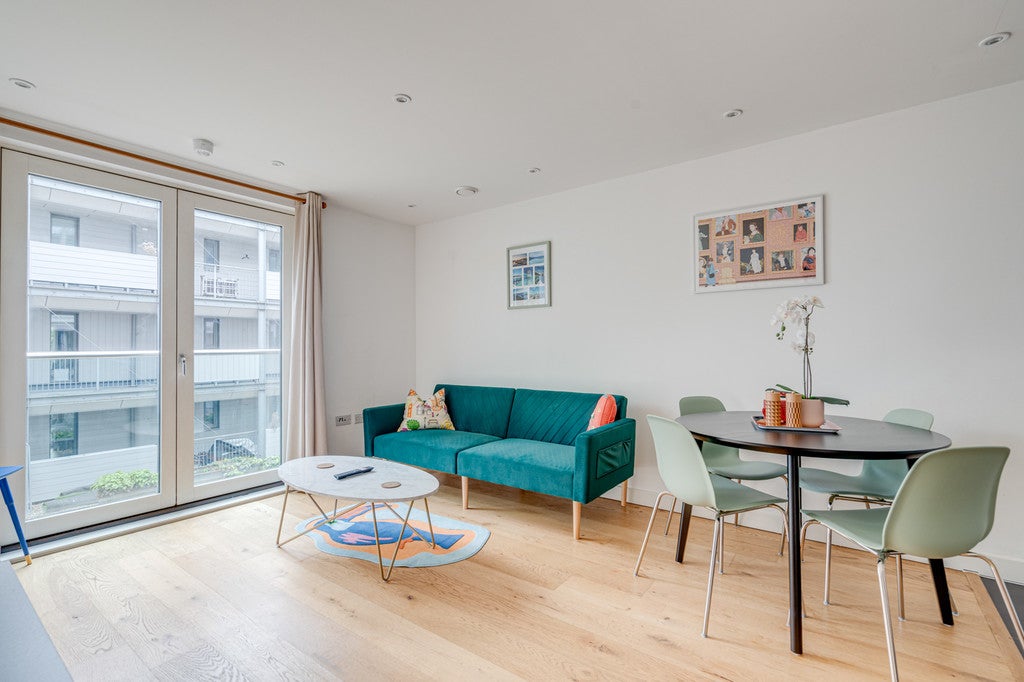 Flat Wiltshire Row in Greater London