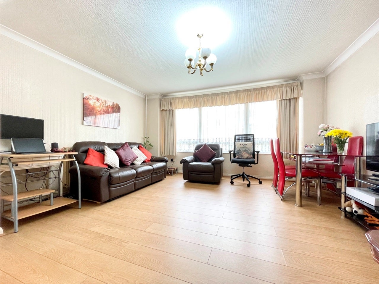 Flat Eastern Avenue in Greater London