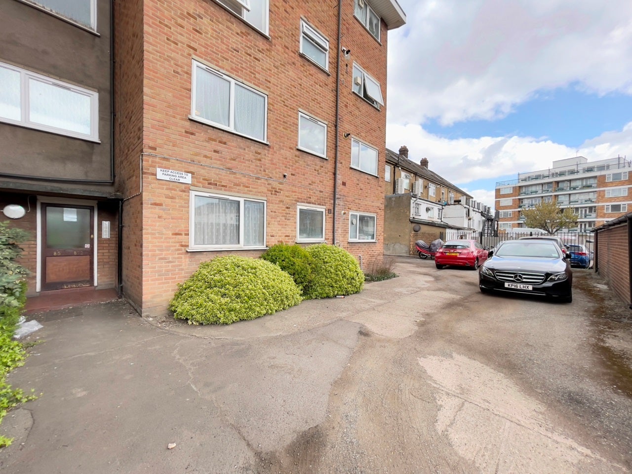 Flat Eastern Avenue in Greater London