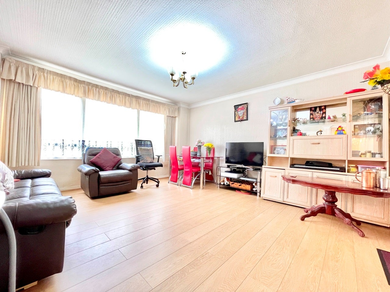 Flat Eastern Avenue in Greater London