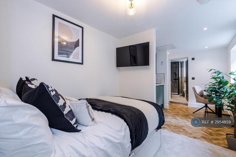 Room Enderley Street in Newcastle-under-Lyme