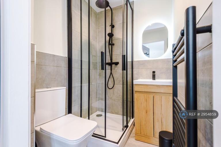Room Enderley Street in Newcastle-under-Lyme