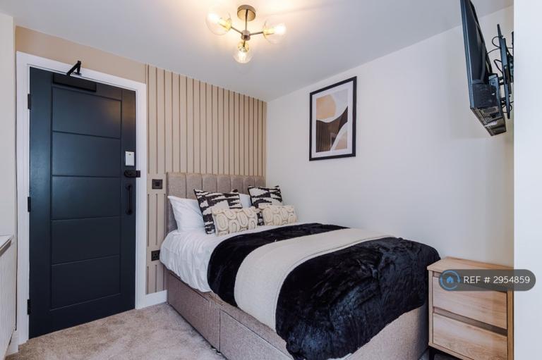 Room Enderley Street in Newcastle-under-Lyme