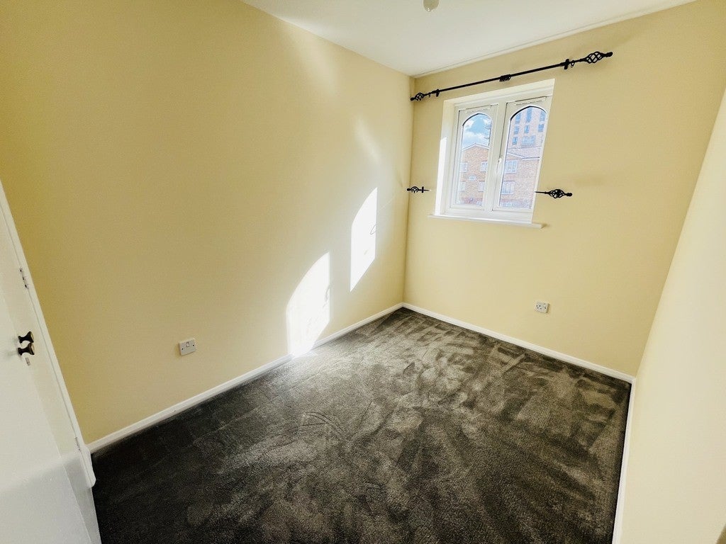 Flat Frazer Close in Greater London