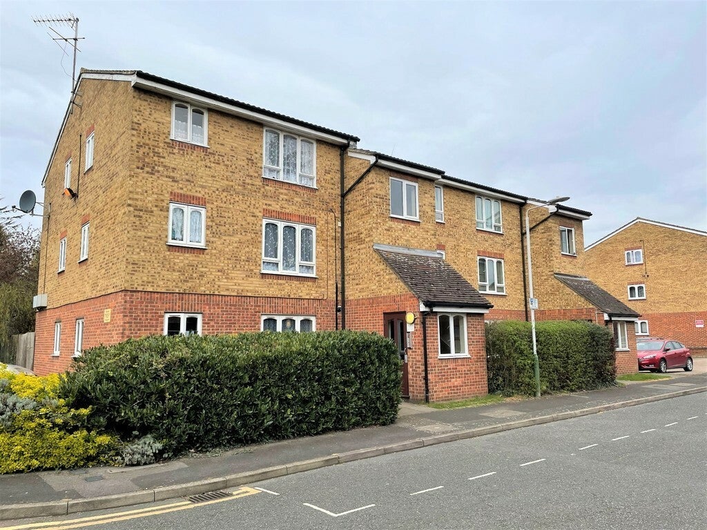 Flat Frazer Close in Greater London