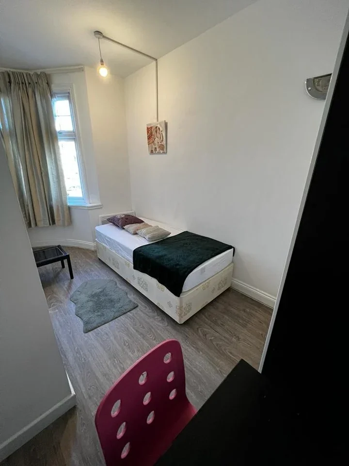 Room Park Lane in Greater London