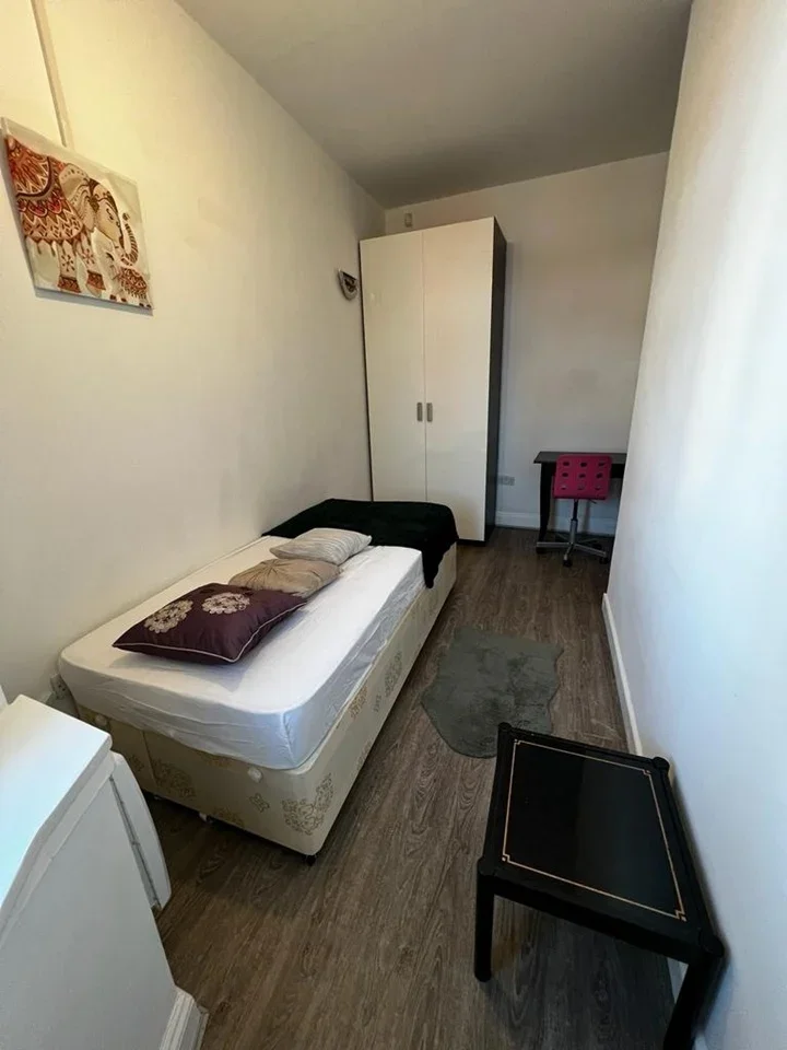 Room Park Lane in Greater London