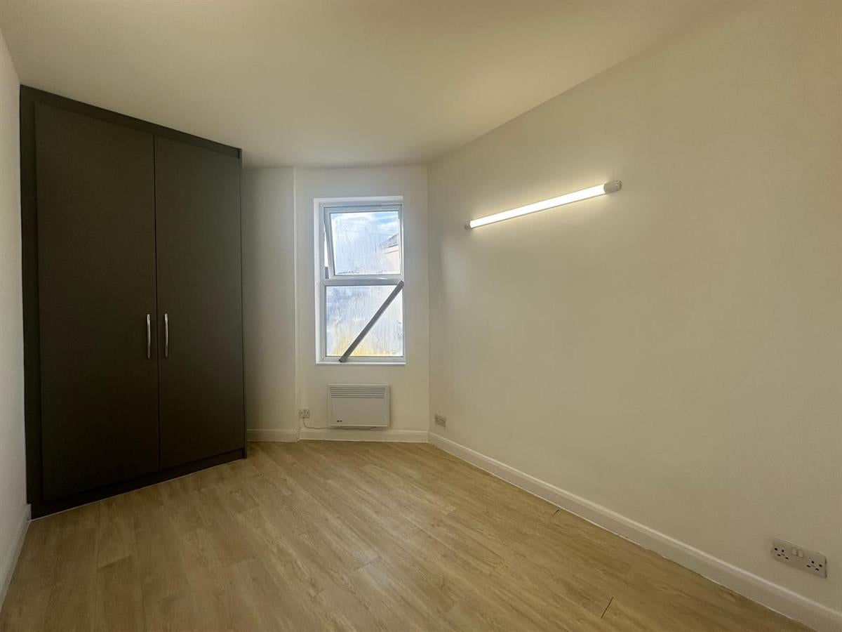 Flat Roxborough Road in Greater London