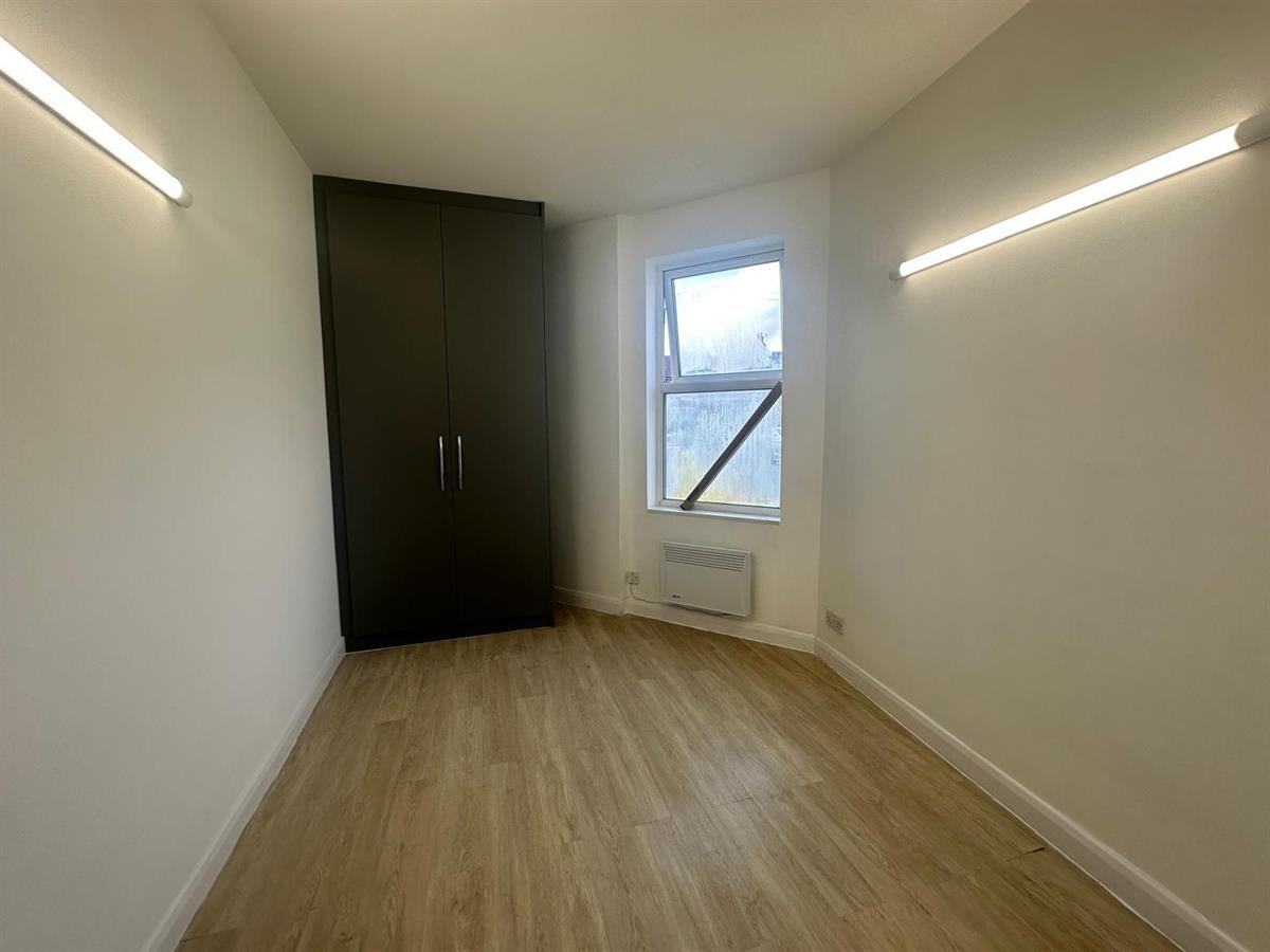 Flat Roxborough Road in Greater London
