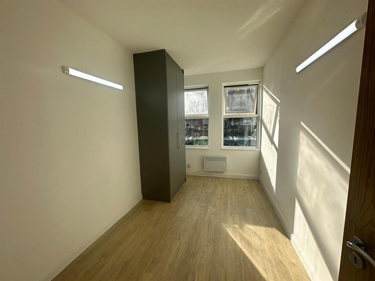 Flat Roxborough Road in Greater London