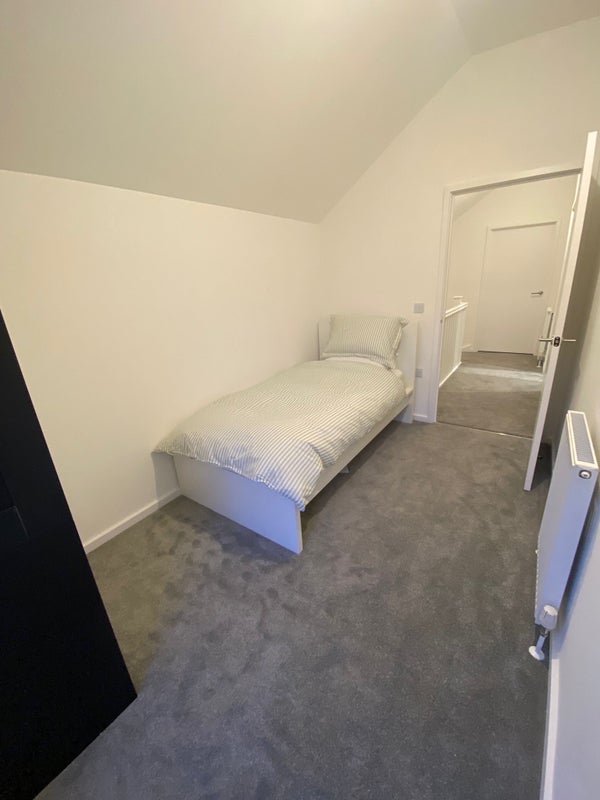 Room Thorneycroft Close in Bristol