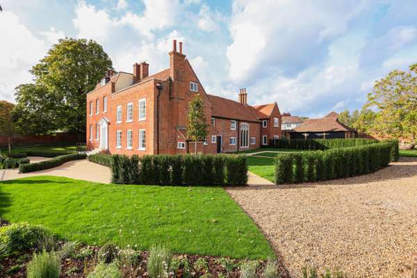 House Mill Road in Elmbridge