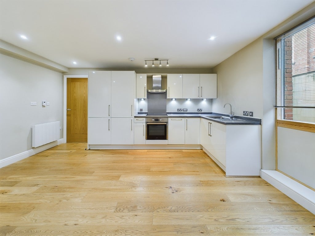 Flat Cabot Mews in Bristol