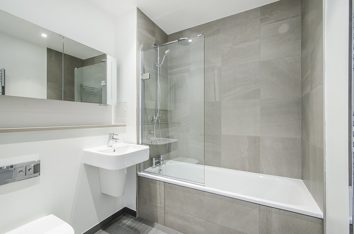 Flat Danvers Avenue in Greater London
