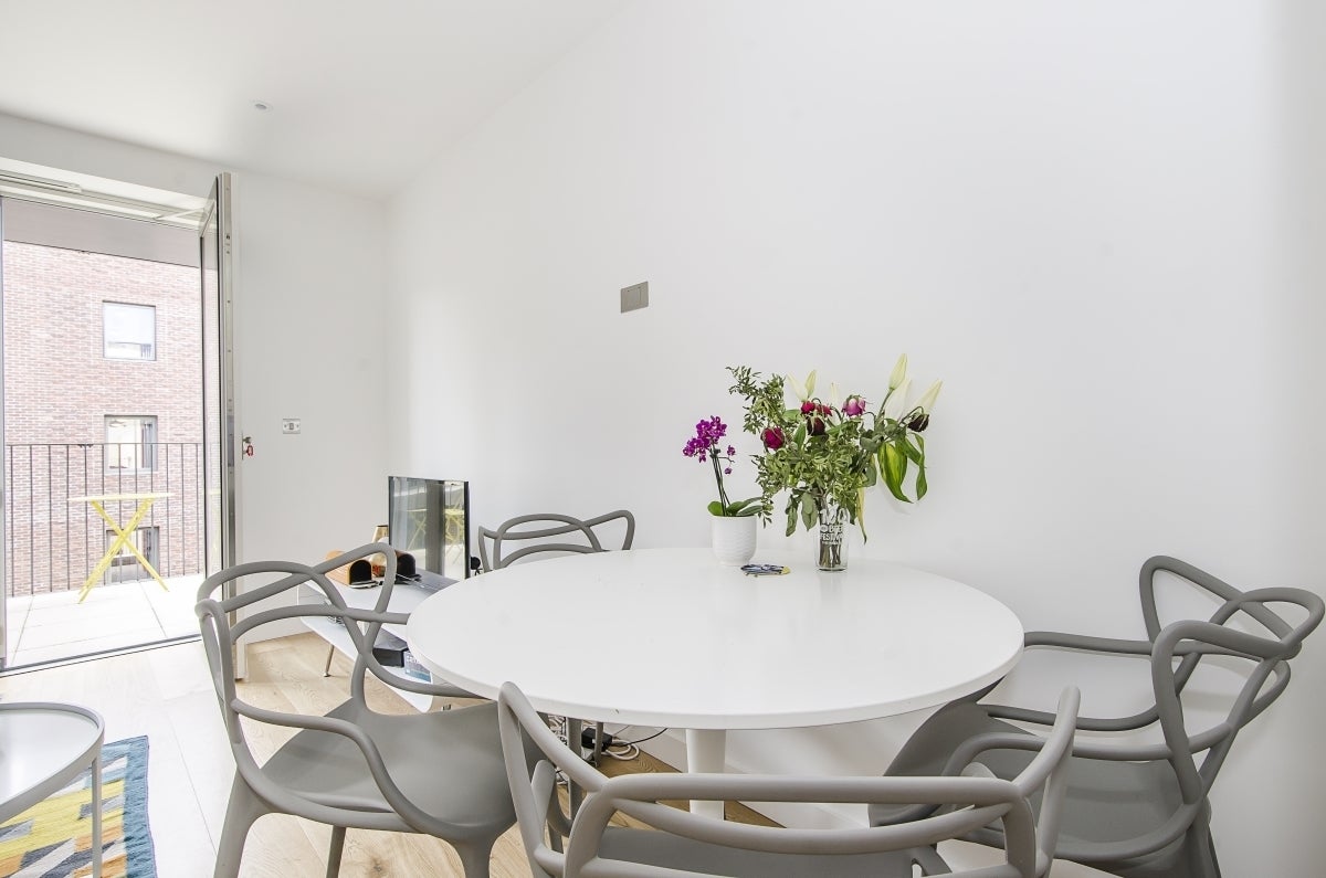 Flat Danvers Avenue in Greater London
