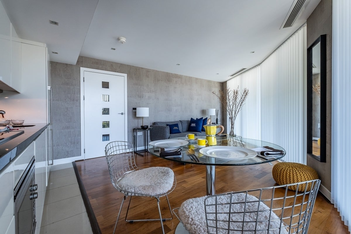Flat Queenstown Road in Greater London