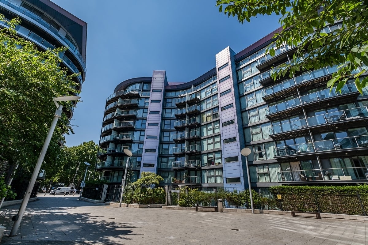 Flat Queenstown Road in Greater London