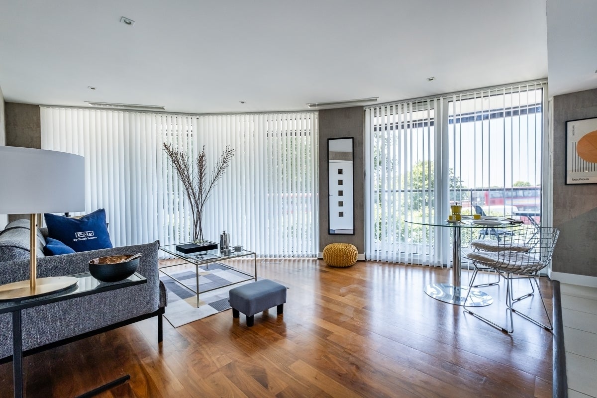 Flat Queenstown Road in Greater London