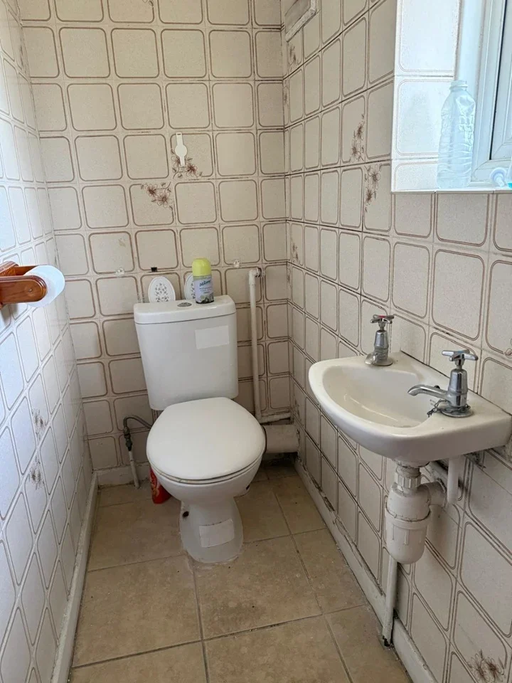 Room Felton Road in Greater London