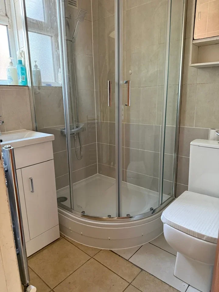 Room Felton Road in Greater London
