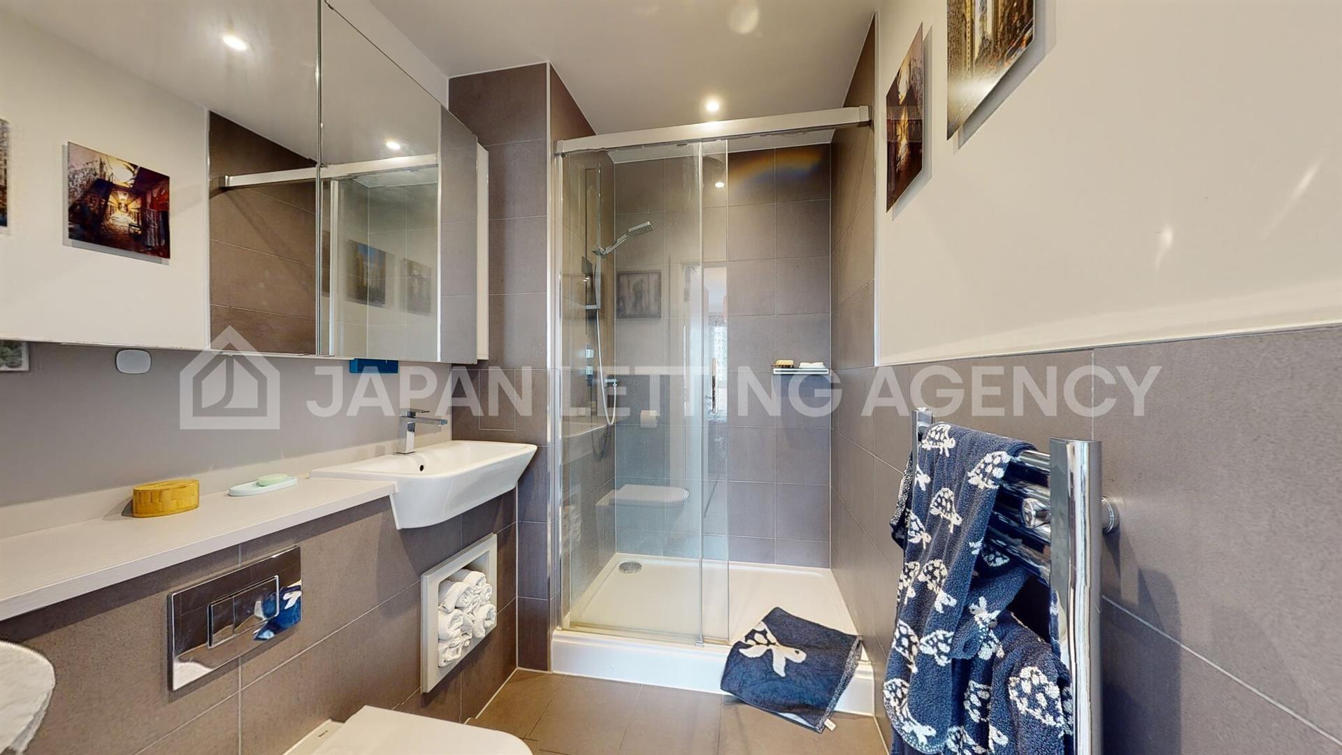 Flat Clandon Close in Greater London
