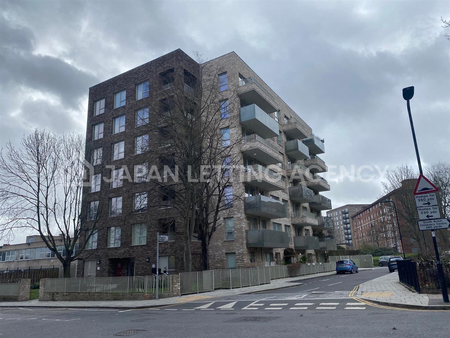 Flat Clandon Close in Greater London