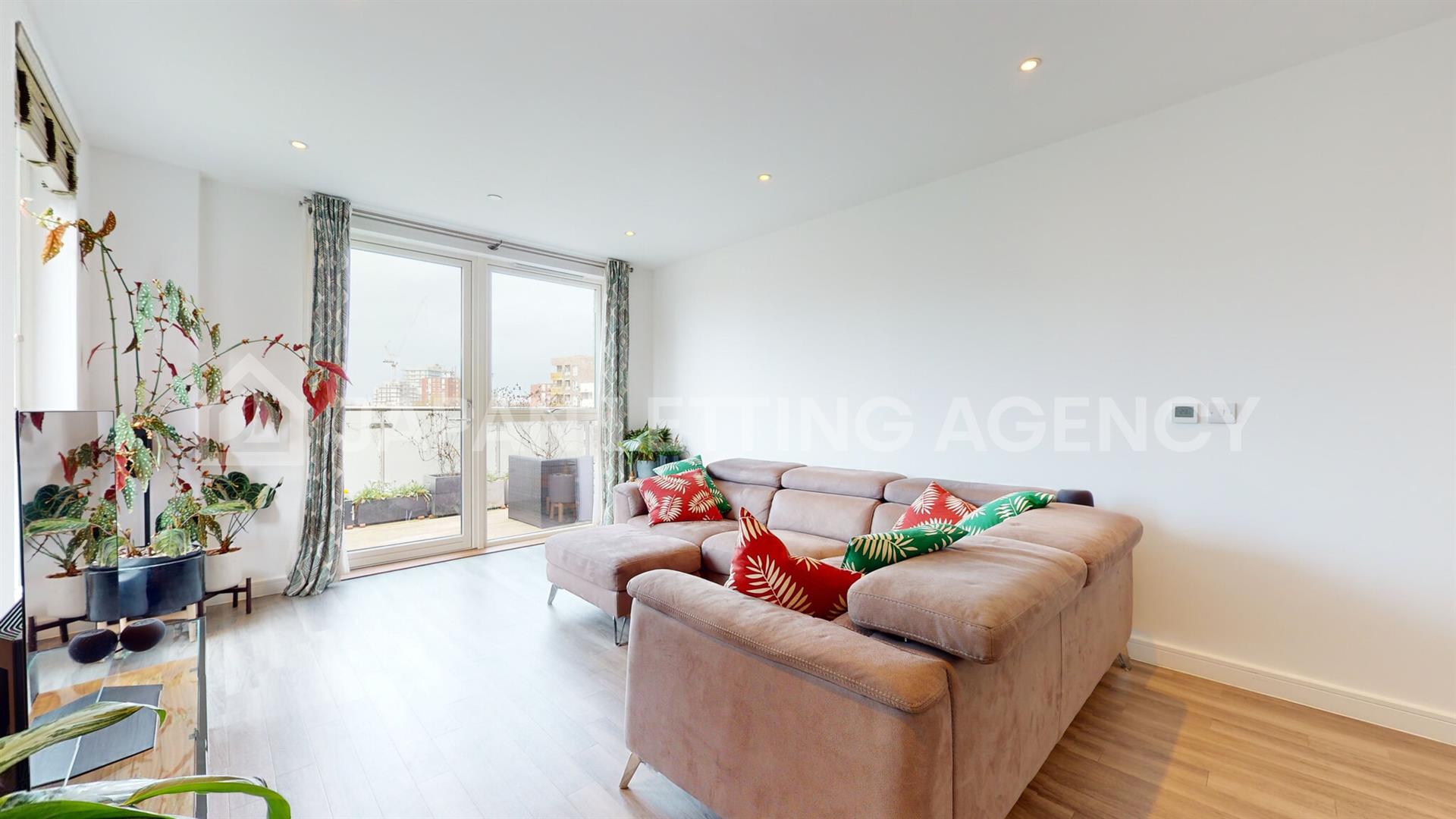 Flat Clandon Close in Greater London