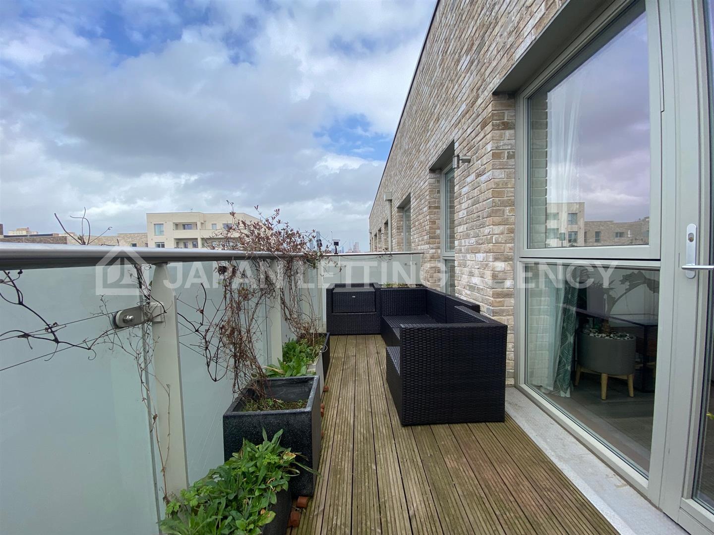 Flat Clandon Close in Greater London