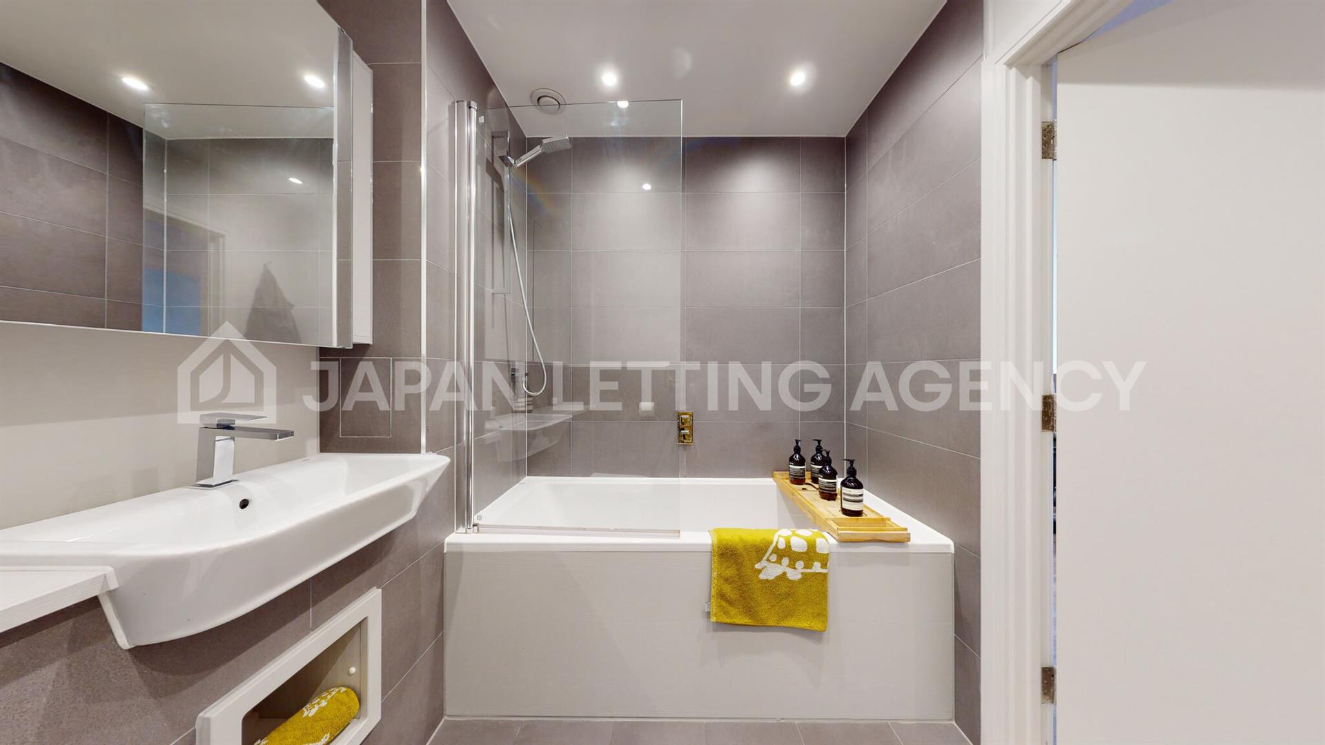 Flat Clandon Close in Greater London