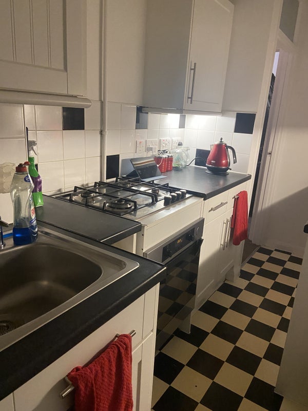 Room Chichele Road in Greater London