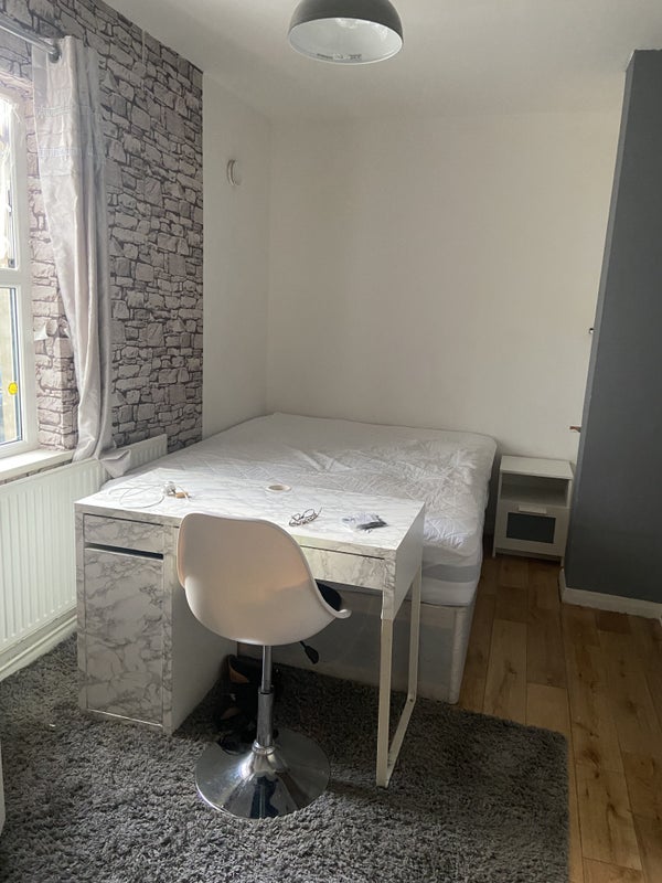 Room Chichele Road in Greater London