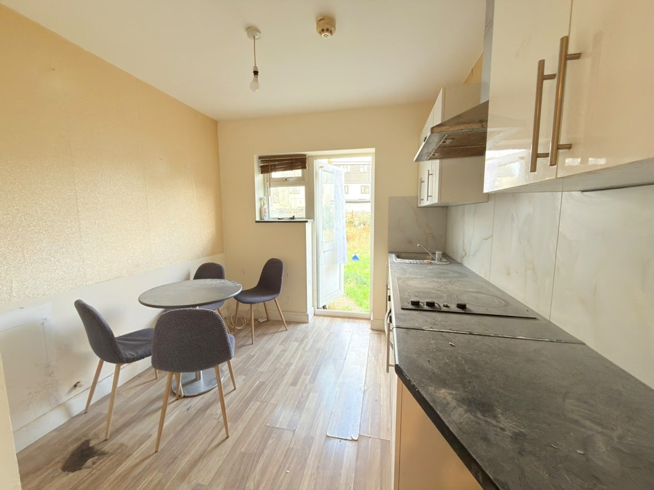 Flat Crowlands Avenue in Greater London