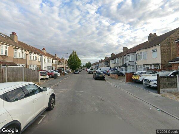 Flat Crowlands Avenue in Greater London
