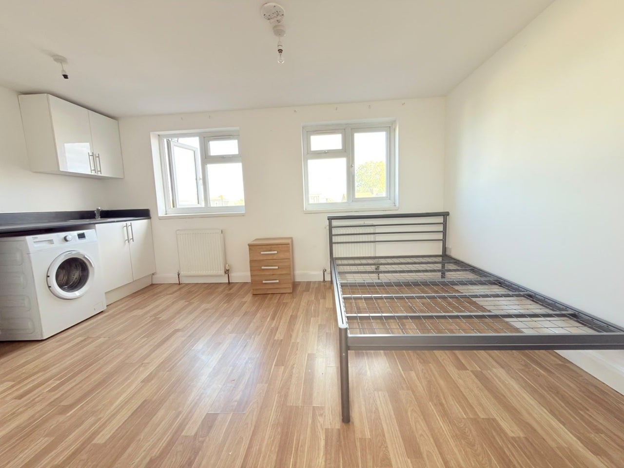 Flat Crowlands Avenue in Greater London