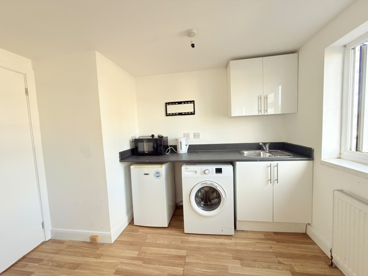 Flat Crowlands Avenue in Greater London