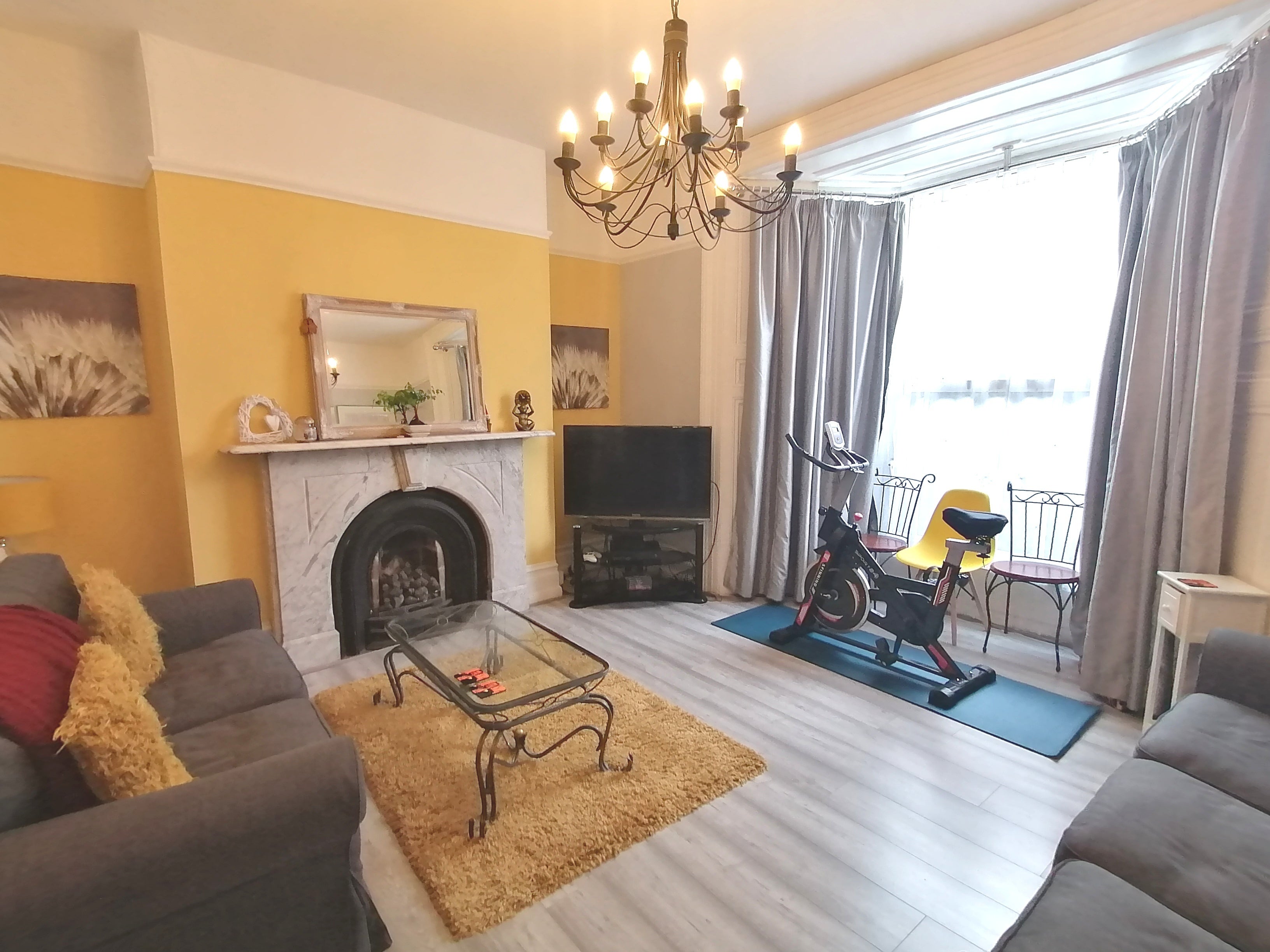 Flat Eaton Crescent in Swansea