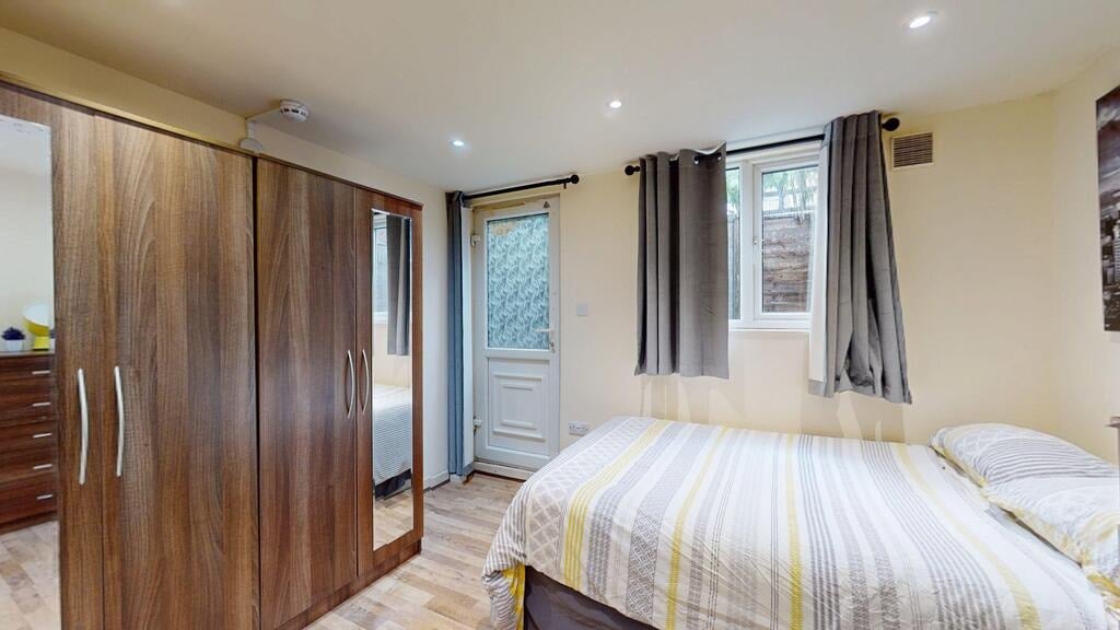 Flat Ash Grove in Greater London