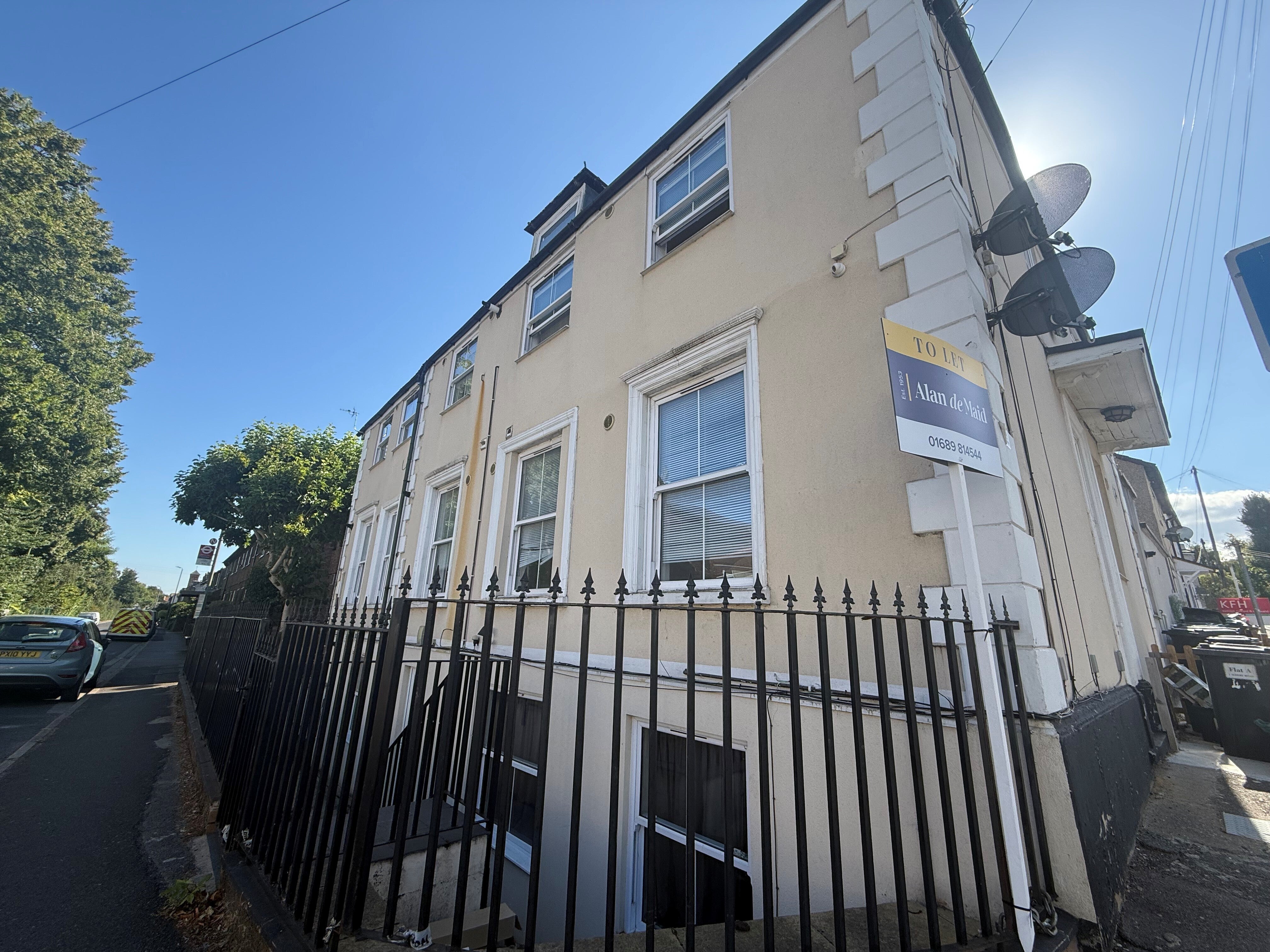 Flat Albert Road in Greater London