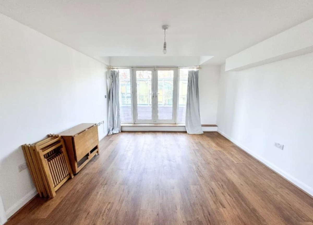 Flat Thomas Street in Greater London
