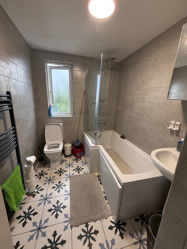 Room Ilderton Road in Greater London