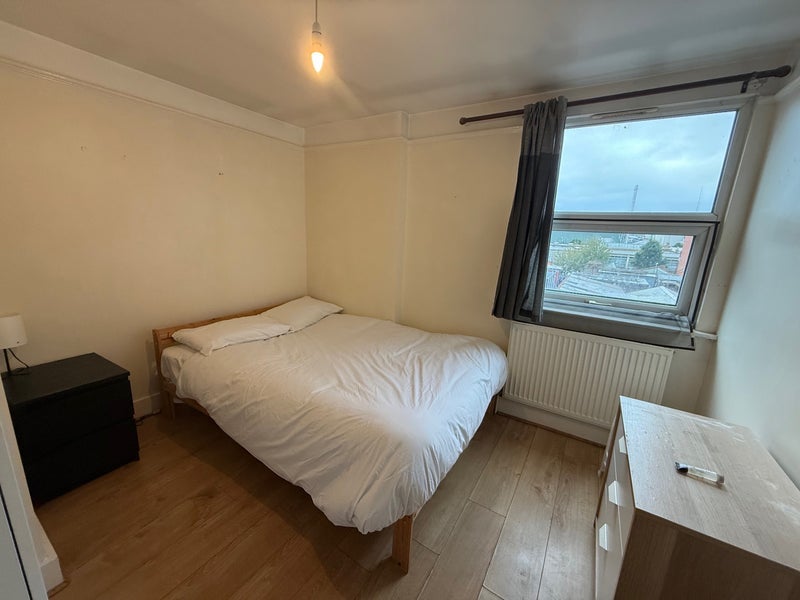 Room Ilderton Road in Greater London