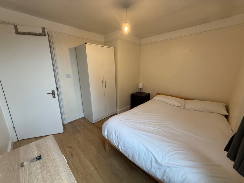 Room Ilderton Road in Greater London