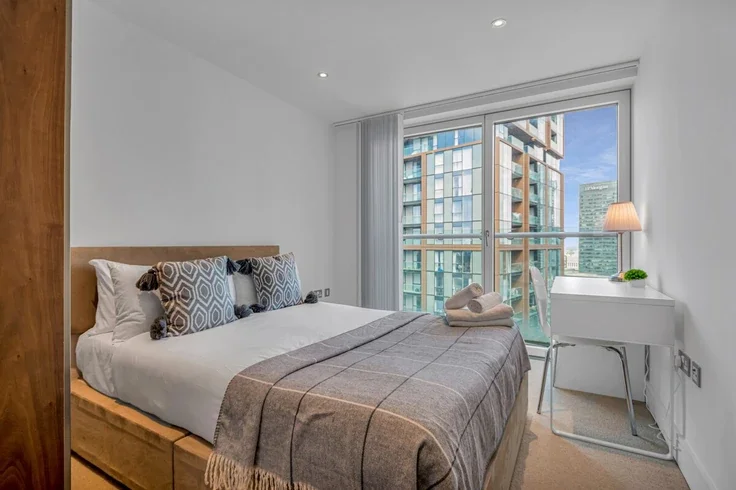 Flat Lincoln Plaza in Greater London