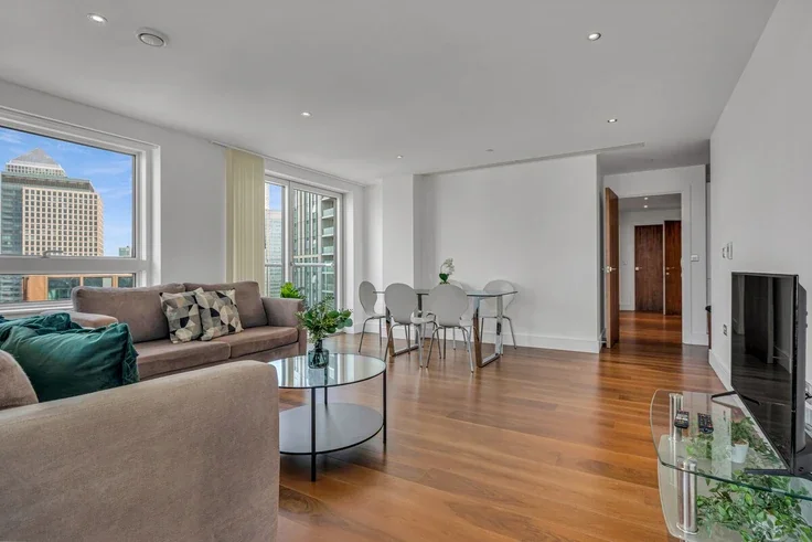 Flat Lincoln Plaza in Greater London