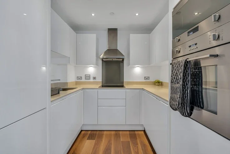 Flat Lincoln Plaza in Greater London