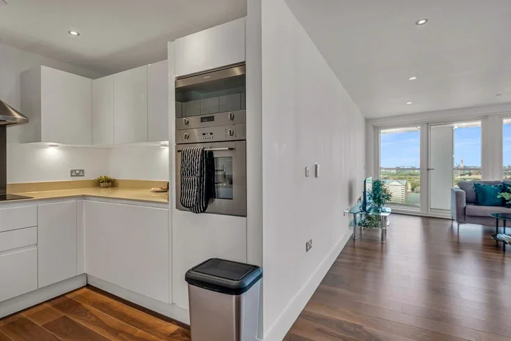 Flat Lincoln Plaza in Greater London